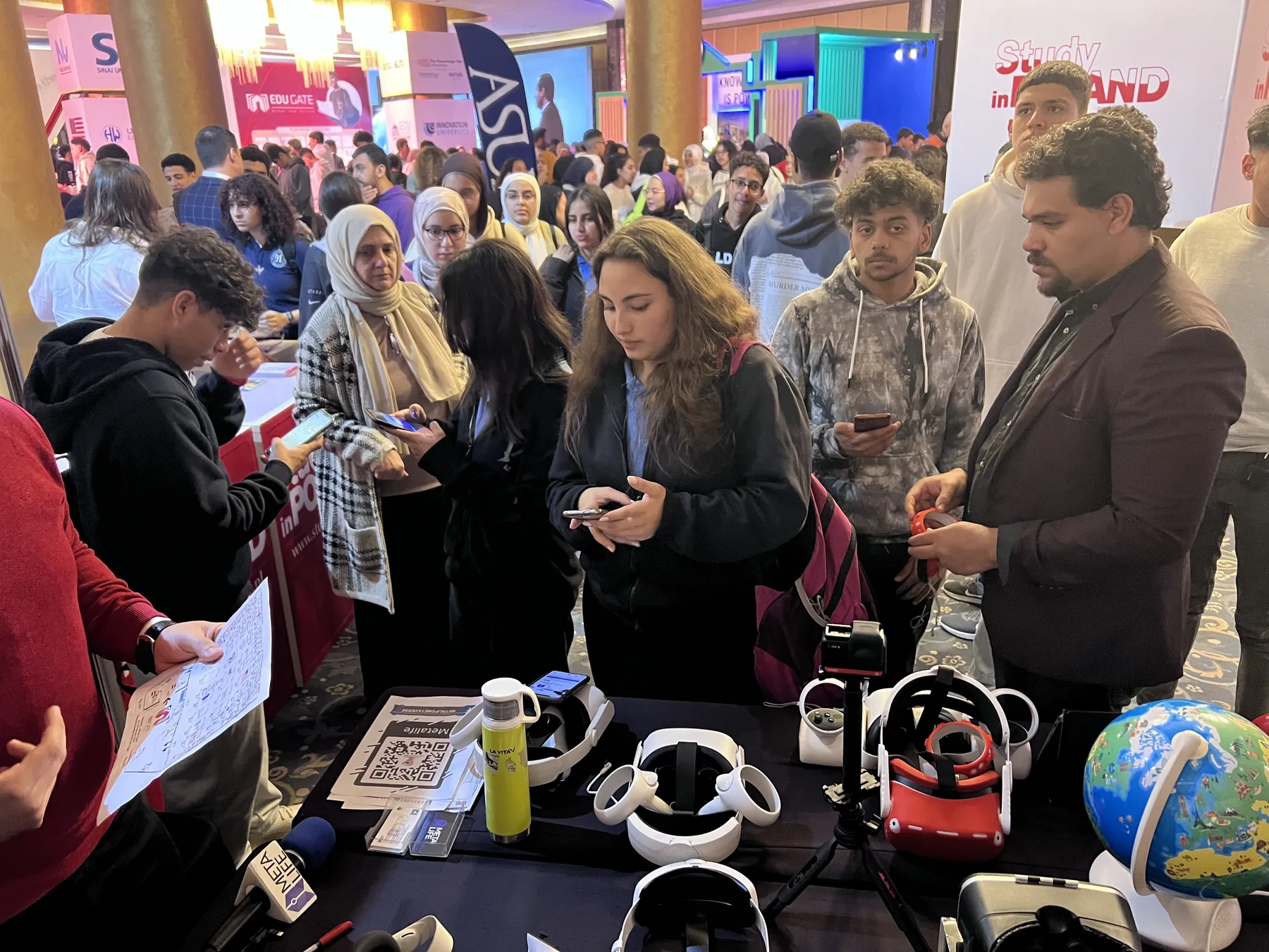 زوار يتعرفون على معدات الواقع الافتراضي في جناح ميتالايف بمعرض Edu Tech بالقاهرة 2024