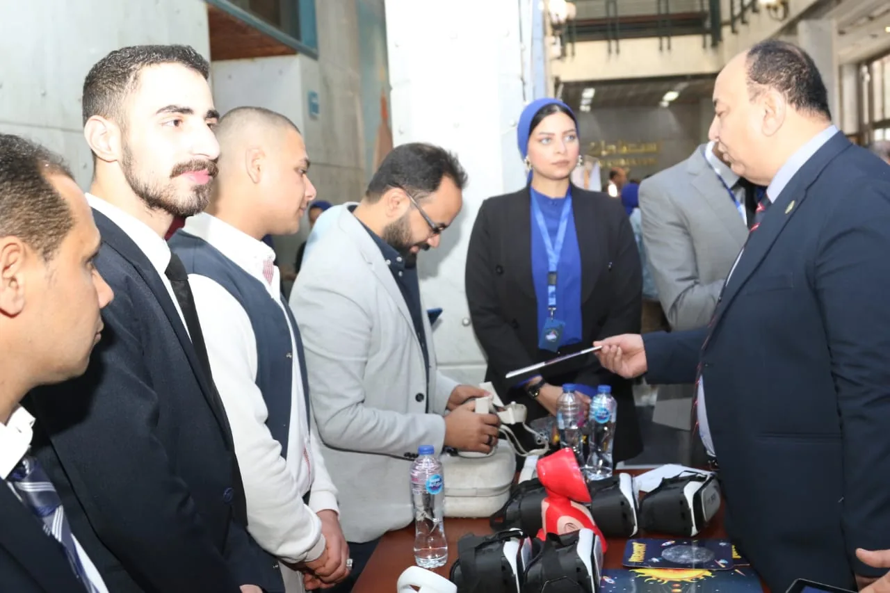 مسؤول بجامعة القاهرة يزور طاولة ميتالايف للواقع الافتراضي