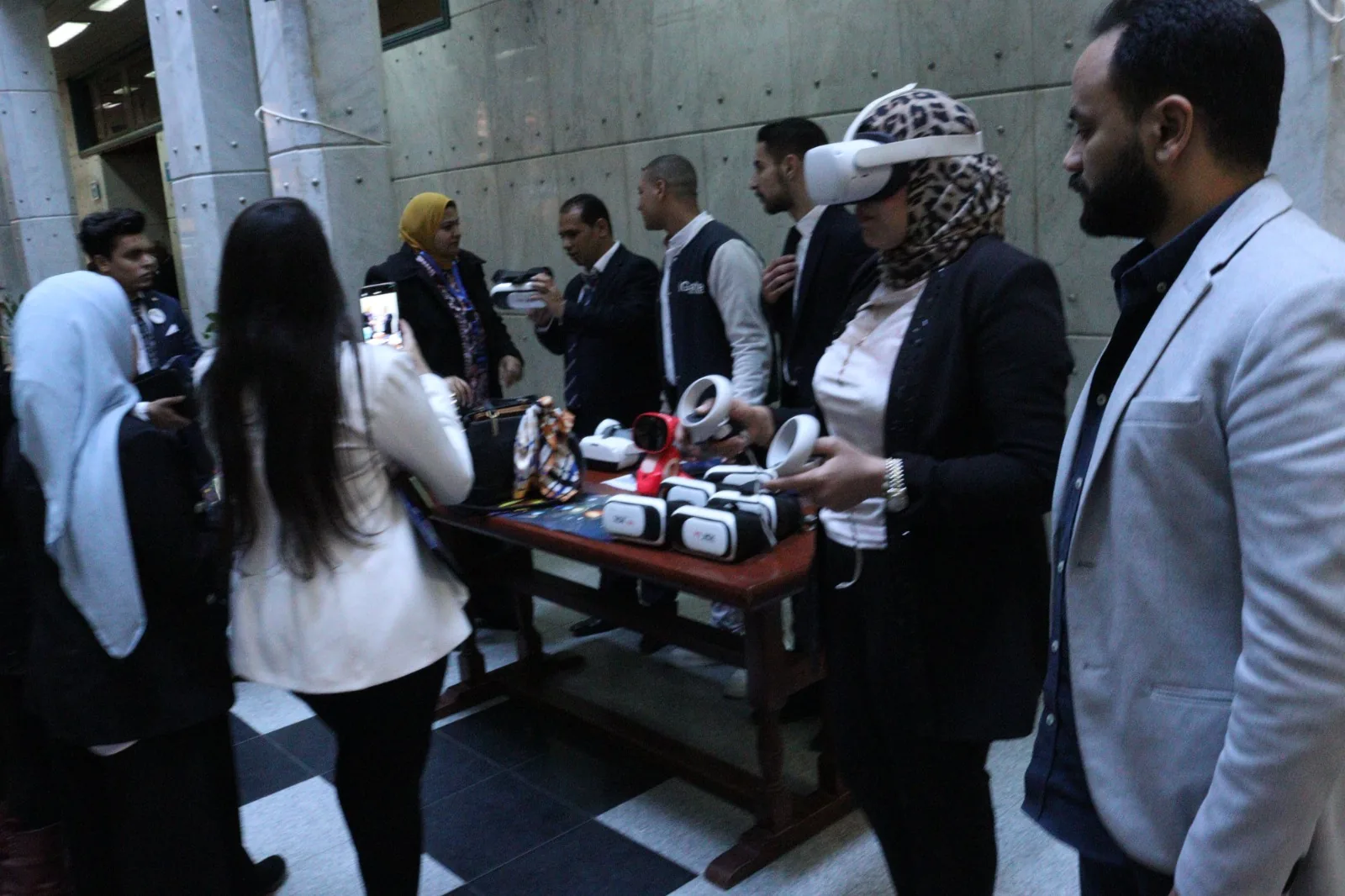 تجربة الواقع الافتراضي مع ميتالايف في جامعة القاهرة