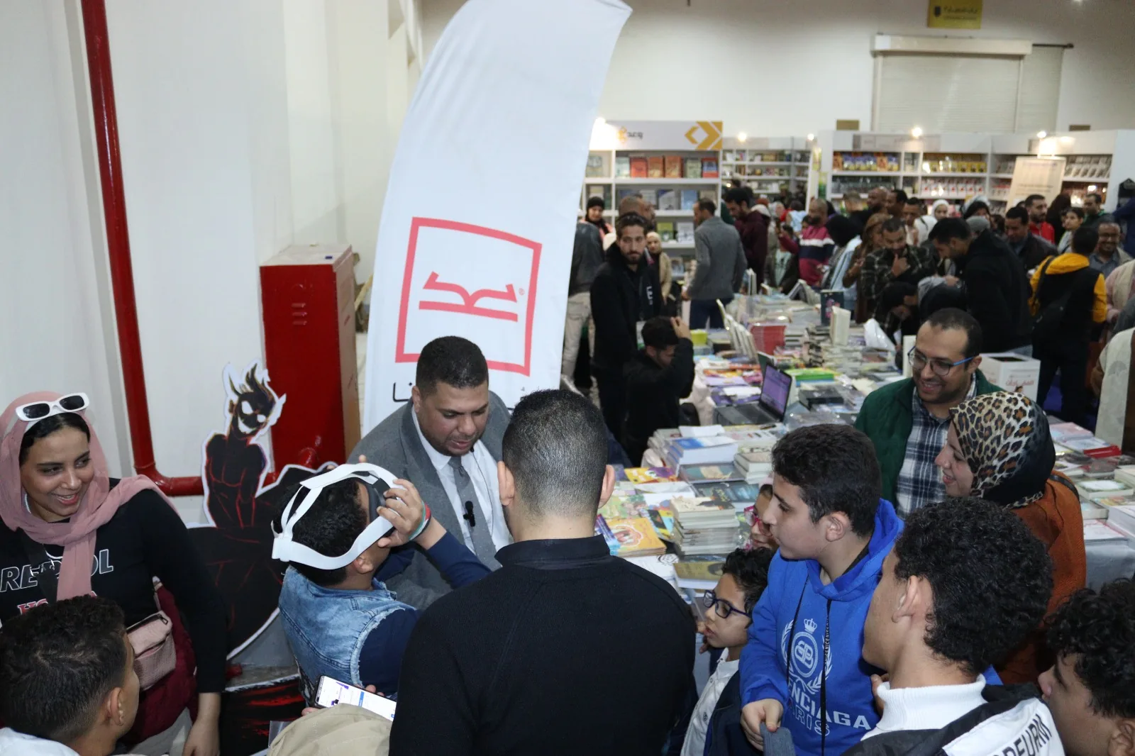 أطفال يجربون الواقع الافتراضي في جناح «أبطال ميتالايف» بمعرض القاهرة الدولي للكتاب