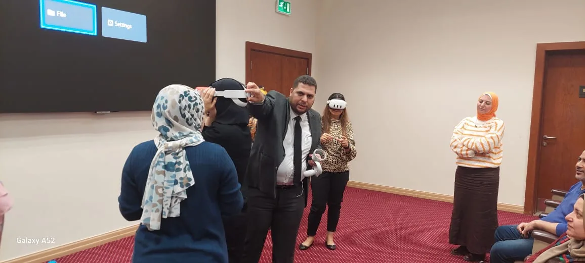 مدرب من ميتالايف يشرح استخدام النظارات خلال تدريب في وزارة السياحة والآثار