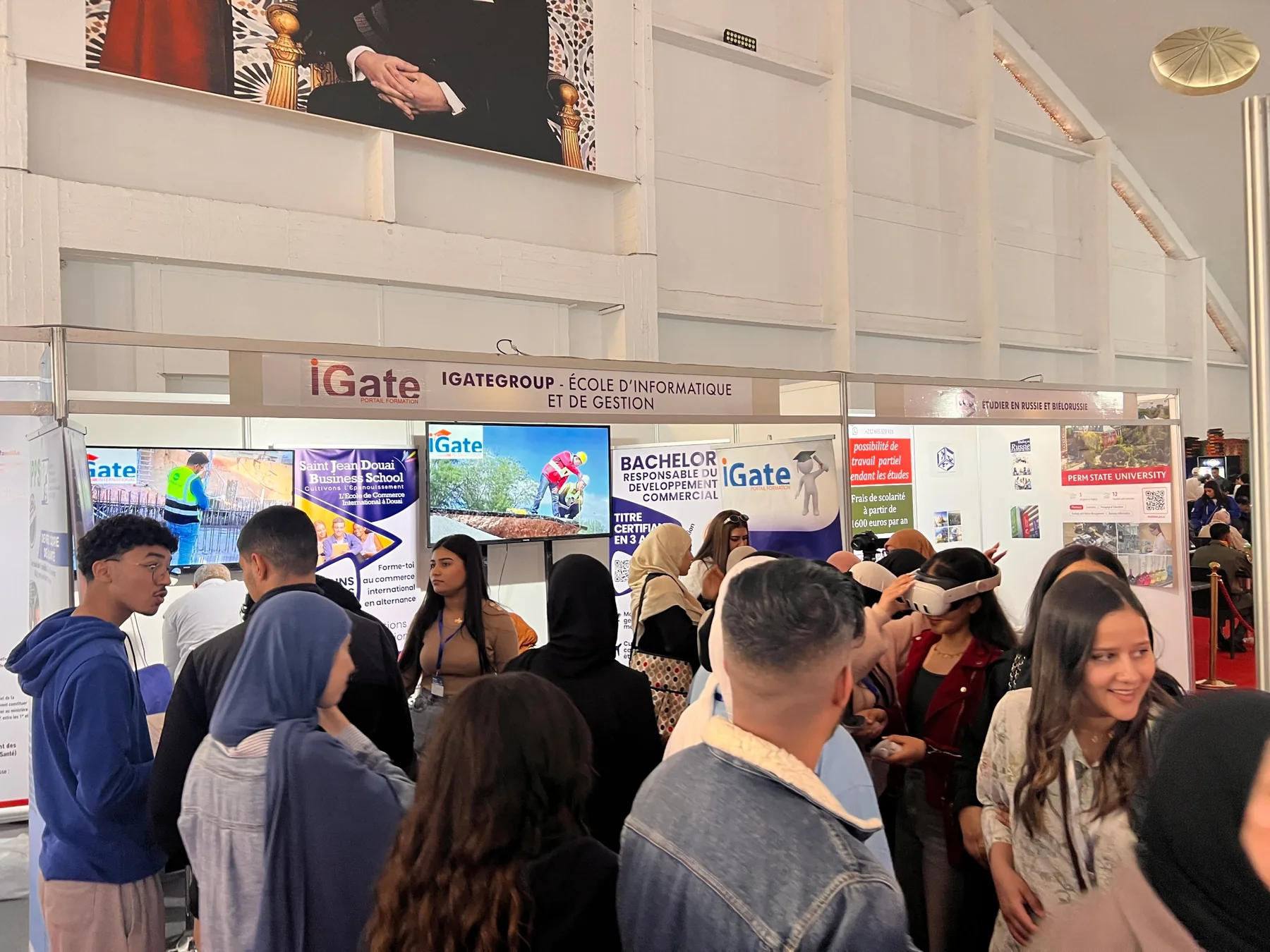 جناح iGate في معرض بالمغرب، وفيه لافتة Saint Jean Douai Business School وتجربة الواقع الافتراضي