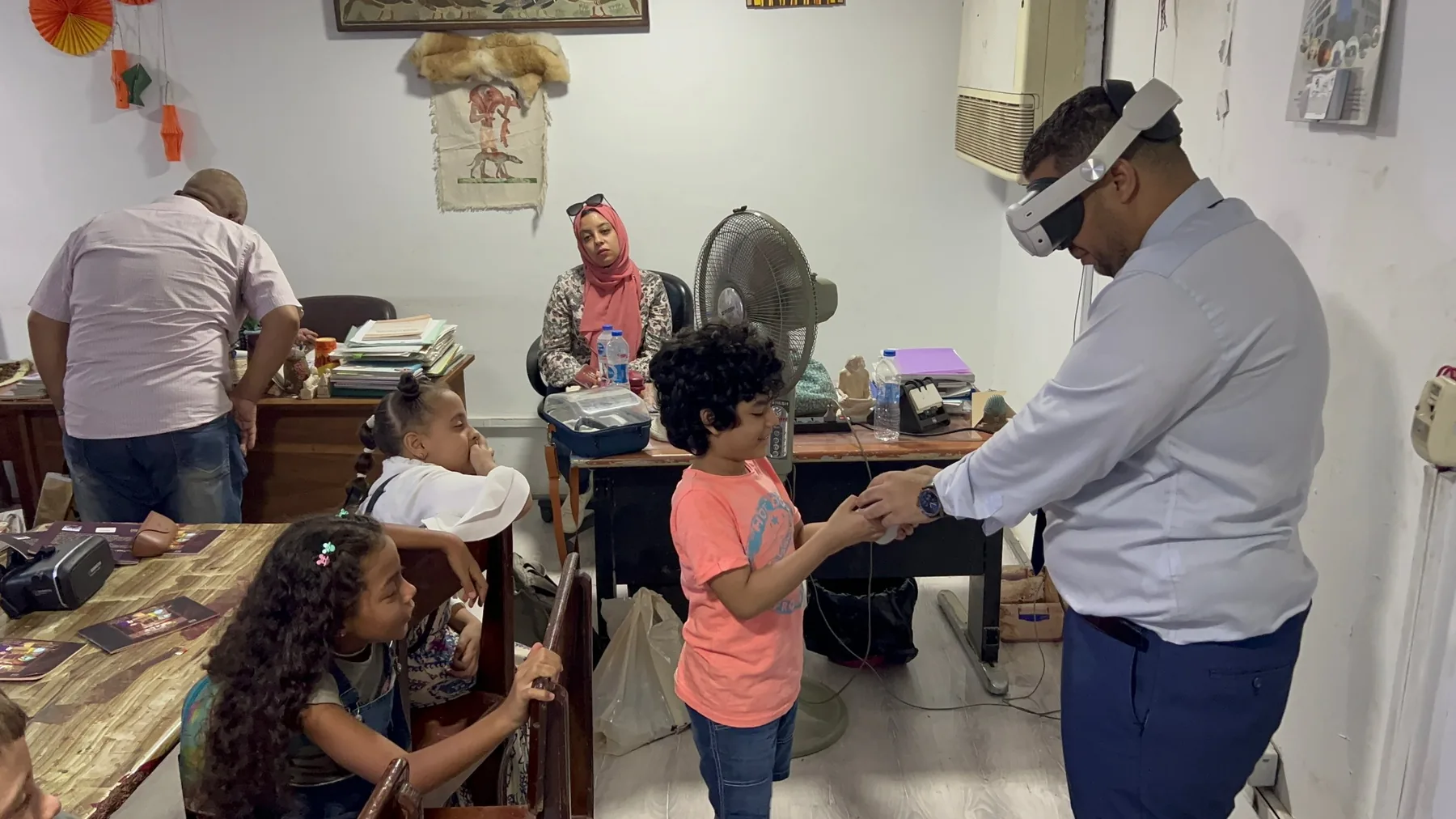 طفل يتعلم استخدام أدوات التحكم مع مدرب ميتالايف في ورشة «بداية جديدة» بالمتحف المصري