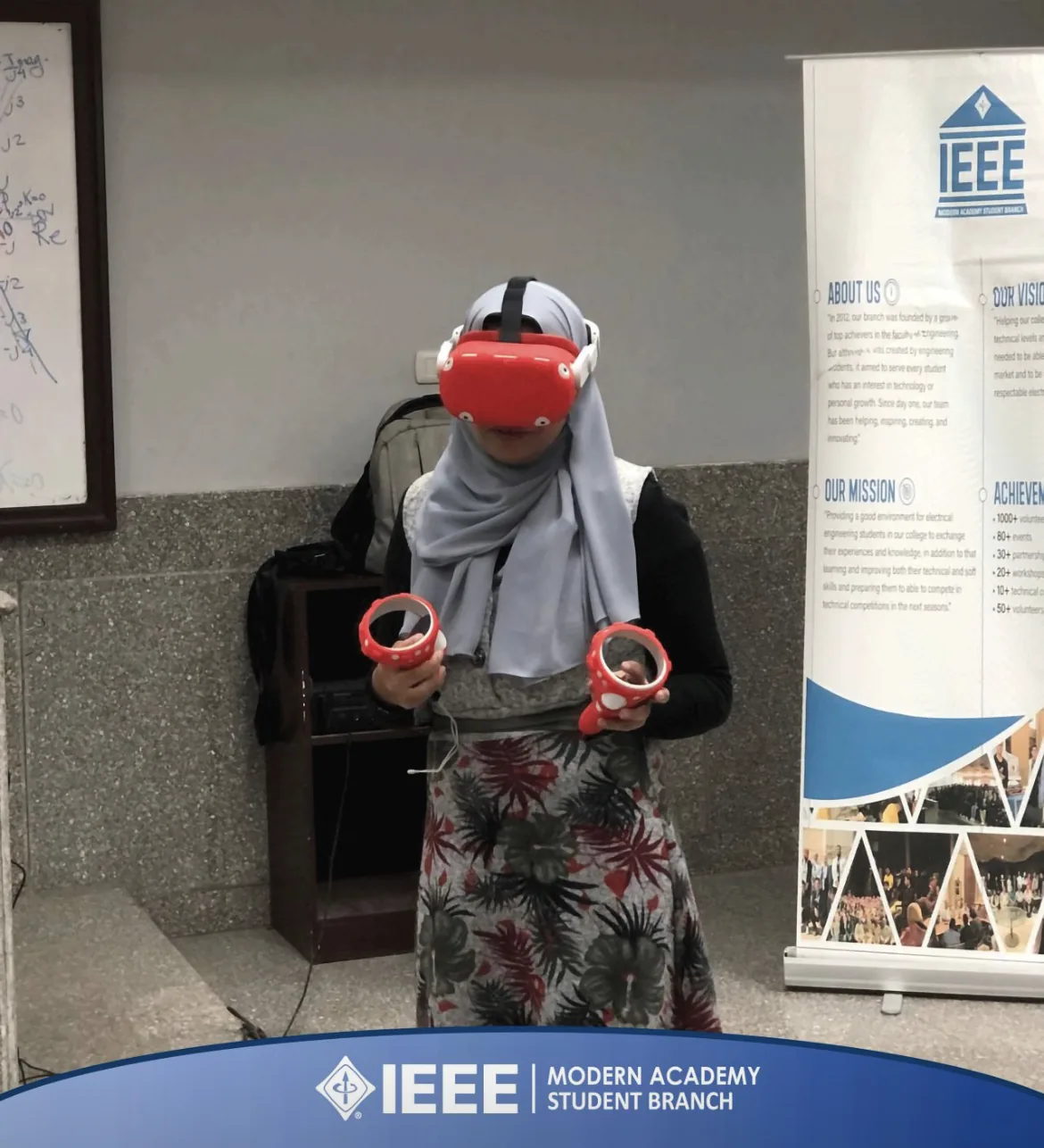 طالبة تجرب الواقع الافتراضي مع فرع IEEE الطلابي في الأكاديمية الحديثة