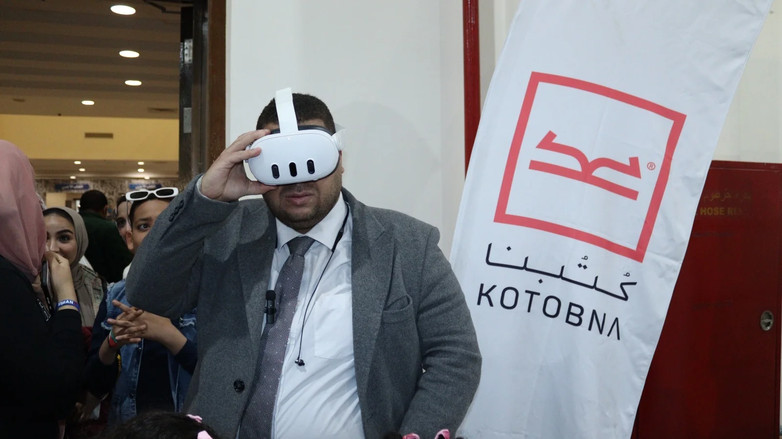 زائر يجرب الواقع الافتراضي في جناح «كتبنا» بمعرض القاهرة الدولي للكتاب