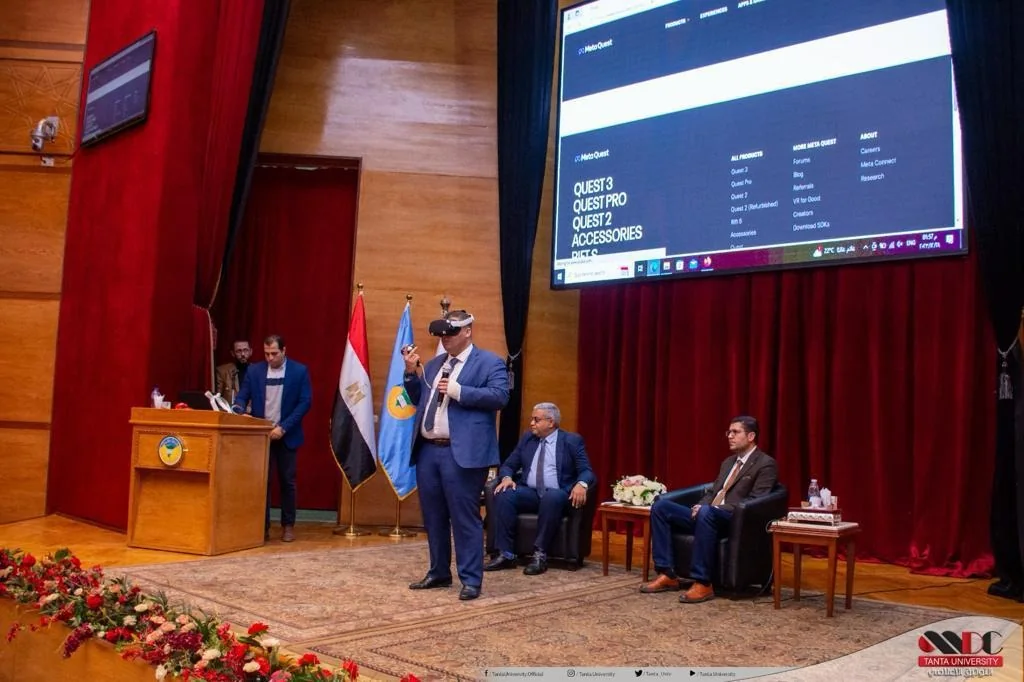 عرض تقديمي عن تقنيات الواقع الافتراضي على مسرح ندوة جامعية