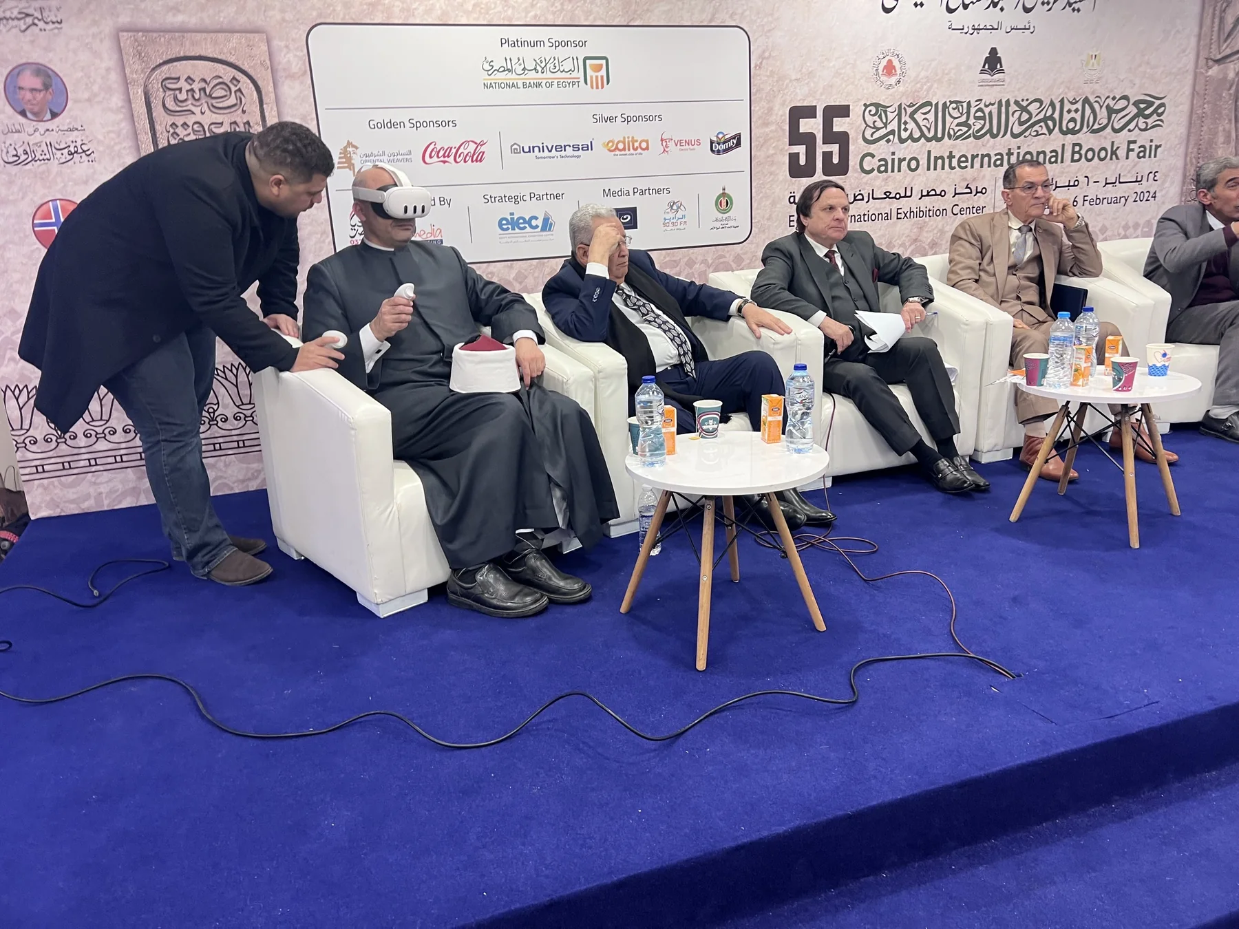 ضيوف ندوة يجربون الواقع الافتراضي على منصة معرض القاهرة الدولي للكتاب