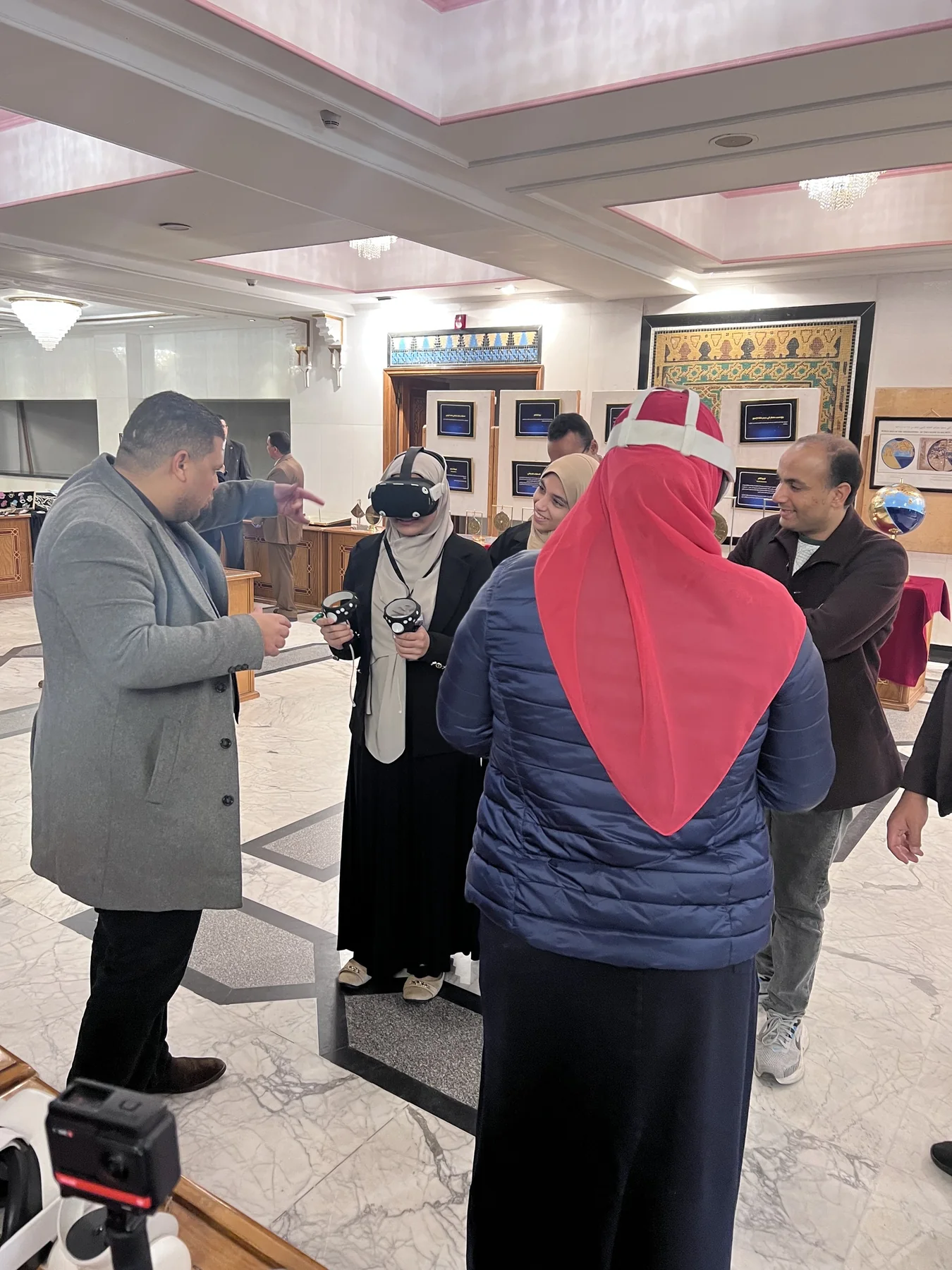 زوار يجربون الواقع الافتراضي مع فريق ميتالايف في فعالية مع وزارة الأوقاف