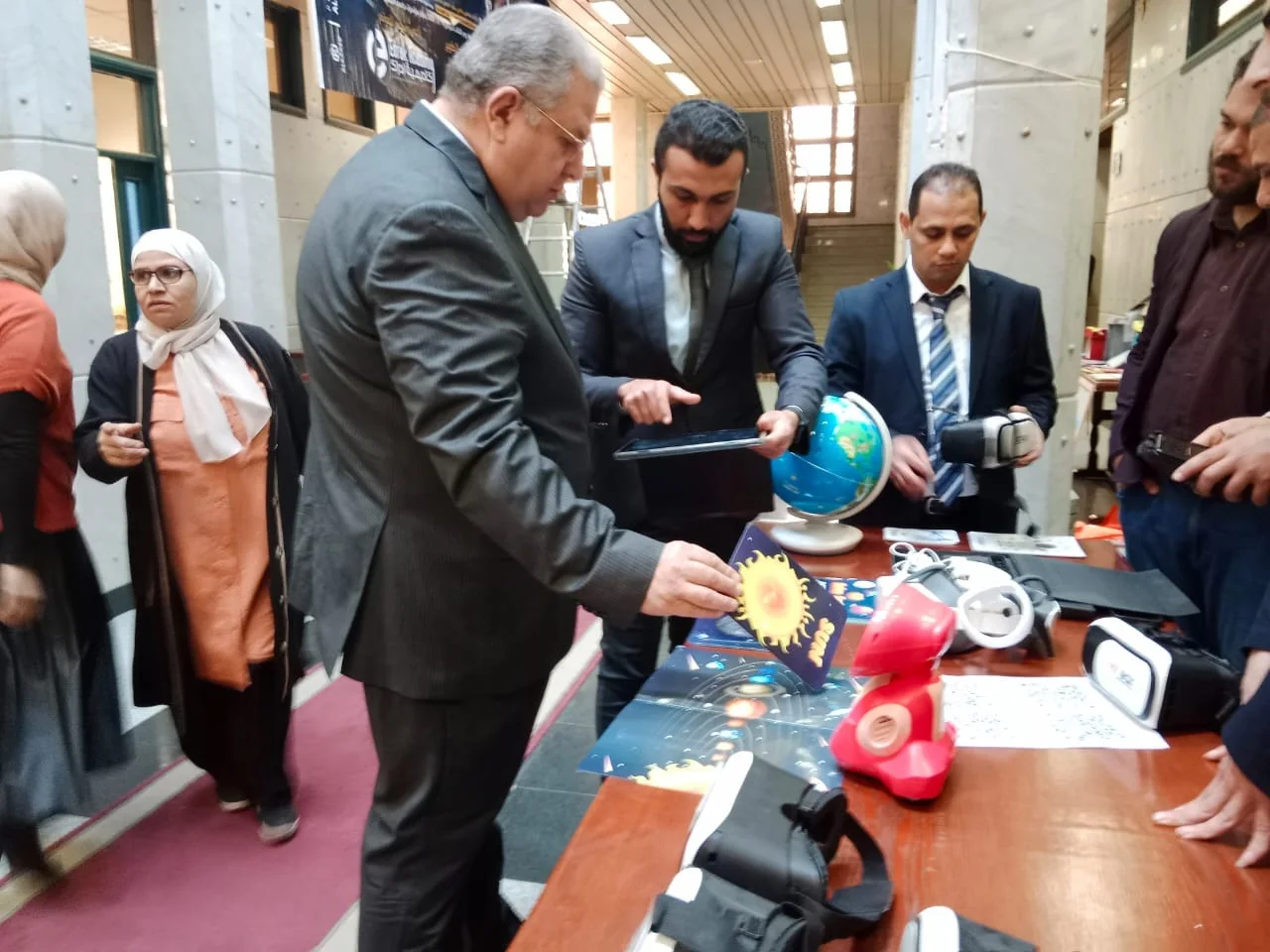 مسؤول يتعرف على أدوات التعليم التفاعلي في جناح ميتالايف