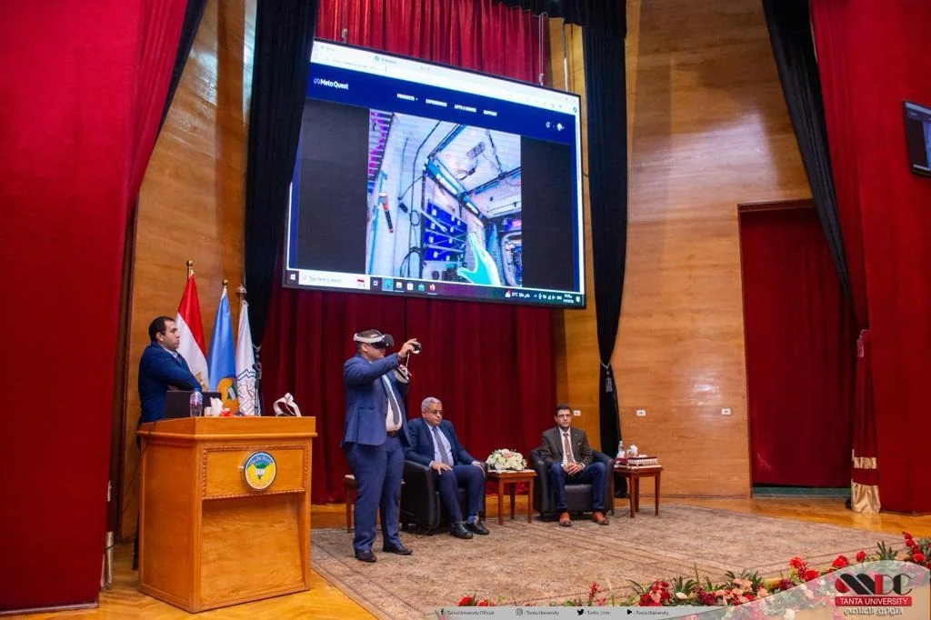 بث تجربة الواقع الافتراضي على الشاشة الكبيرة في ندوة جامعية