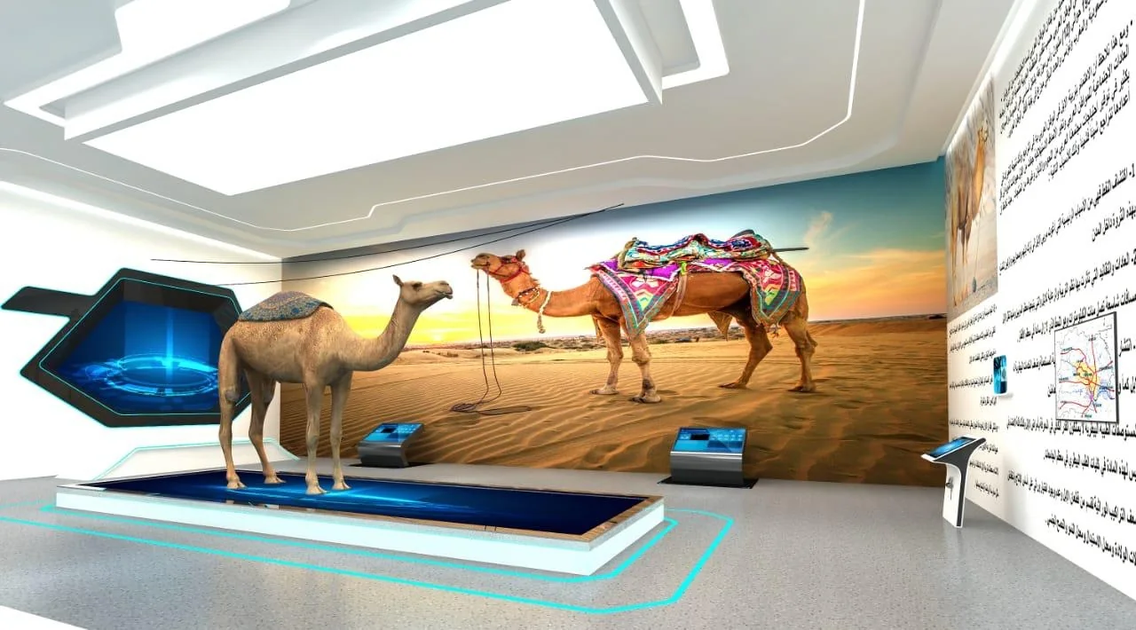 القاعة الرئيسية بمجسمات الإبل وجدارية الصحراء في متحف الملك عبد العزيز الدولي للإبل بالميتافيرس