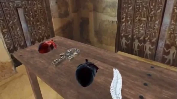 طاولة القطع الأثرية التي يجمعها اللاعب في لعبة Egypt VR