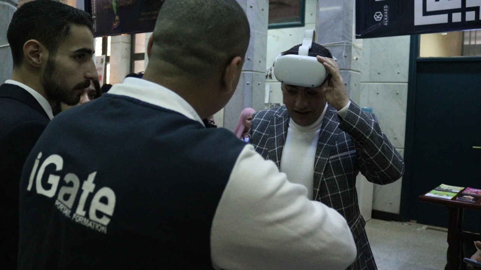 زائر يجرب نظارة الواقع الافتراضي مع فريق iGate وميتالايف في جامعة القاهرة