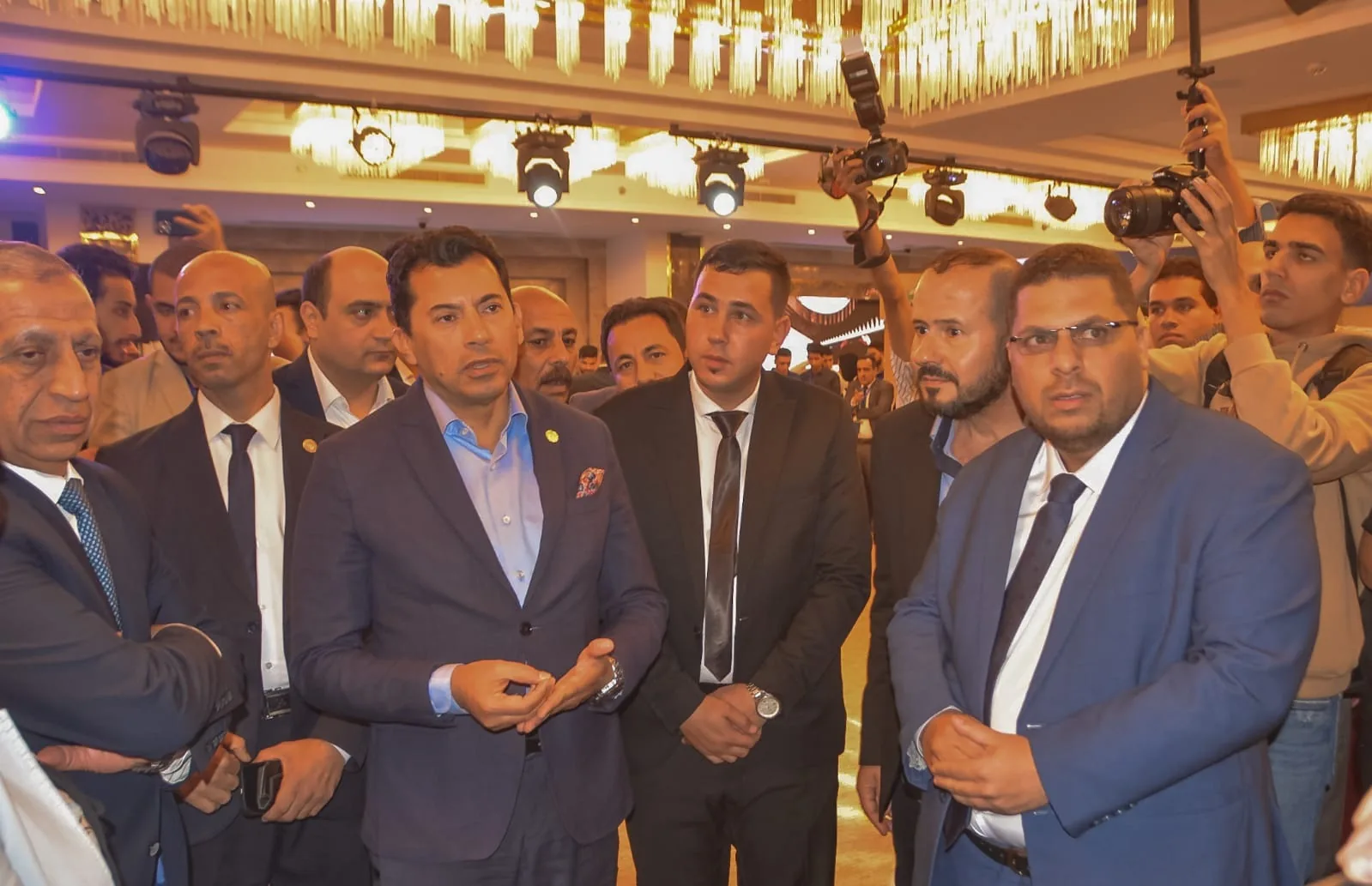وزير الشباب والرياضة خلال زيارته لأجنحة المعرض، الملتقى الدولي الثاني للذكاء الاصطناعي بالقاهرة 2024