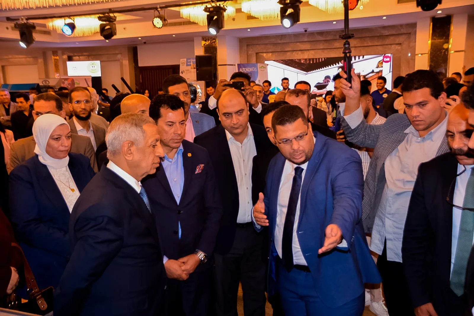 وزير الشباب والرياضة يستمع إلى شرح فريق ميتالايف في المعرض التقني، الملتقى الدولي الثاني للذكاء الاصطناعي بالقاهرة 2024