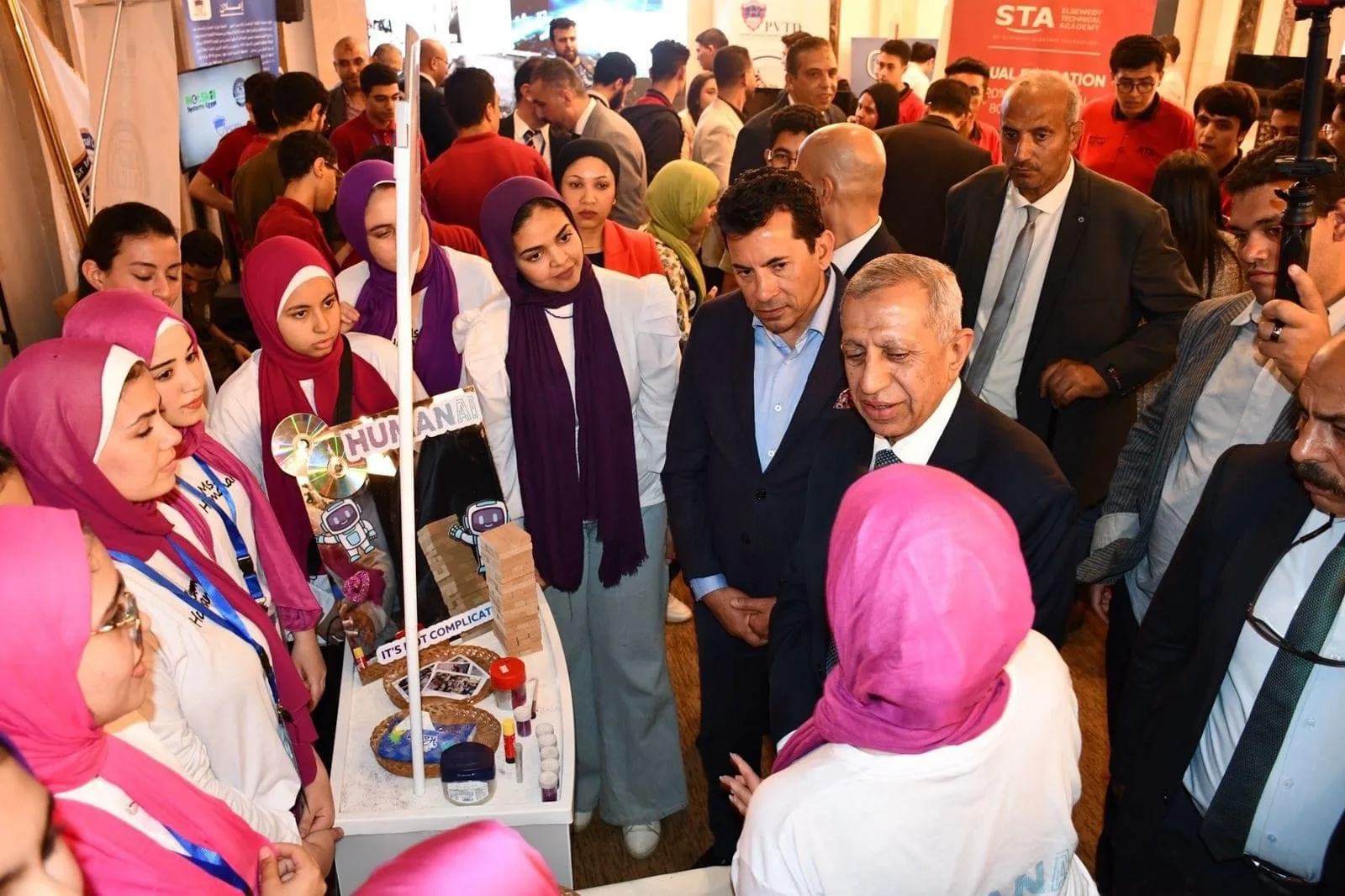 الوزير يتعرف على مشروع طالبات في الذكاء الاصطناعي، الملتقى الدولي الثاني للذكاء الاصطناعي بالقاهرة 2024