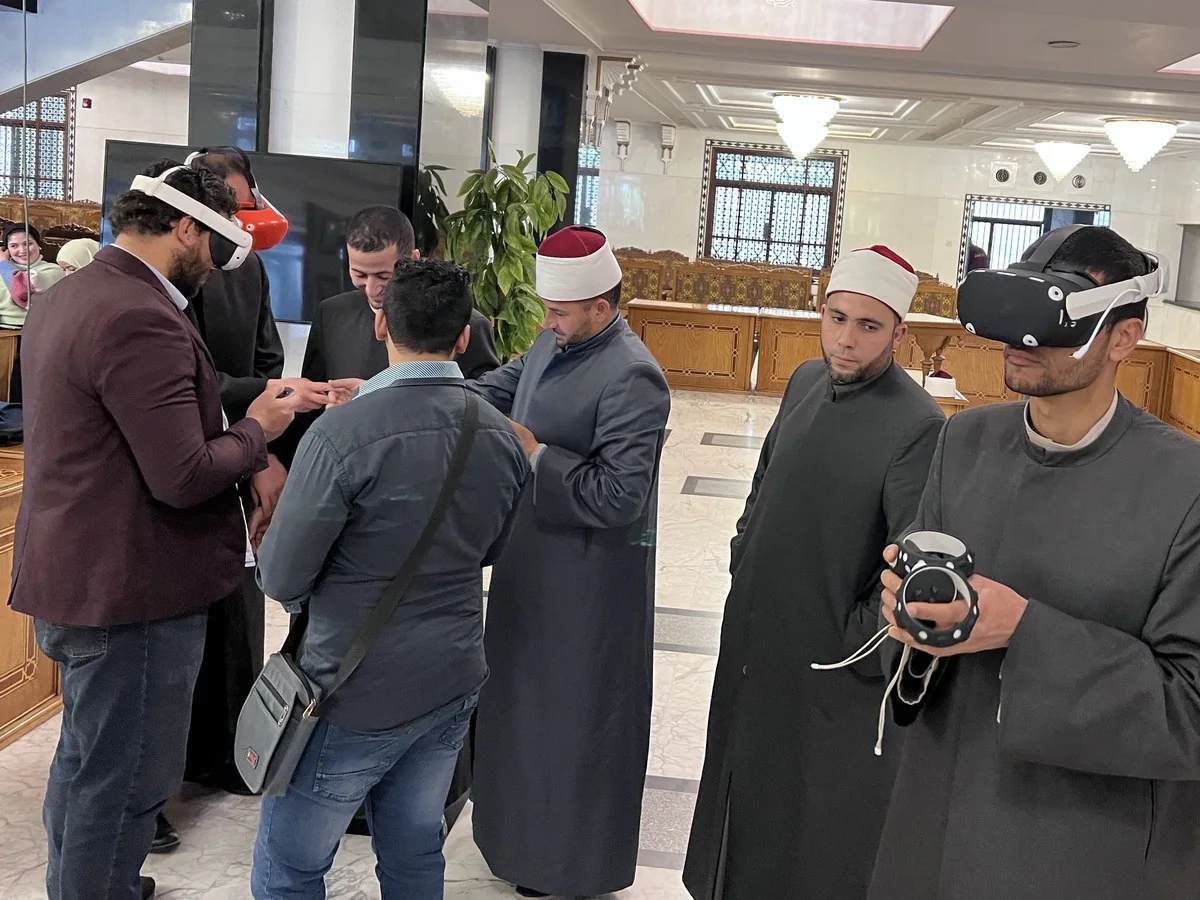 أئمة يجربون تجربة «الطريق إلى الحرمين» بالواقع الافتراضي
