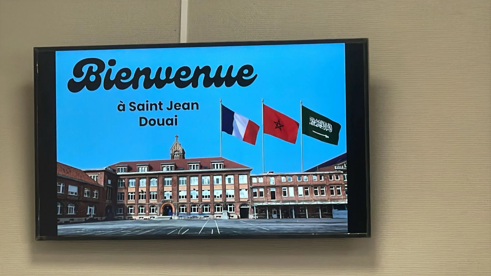 شاشة الترحيب في مقر Saint Jean Douai بفرنسا